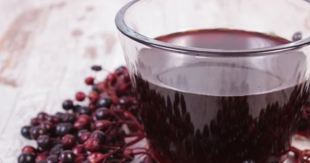 Sok z czarnego bzu zbija cukier, ciśnienie ale pomaga też zwalczyć nadwagę /canva66352 /123RF/PICSEL