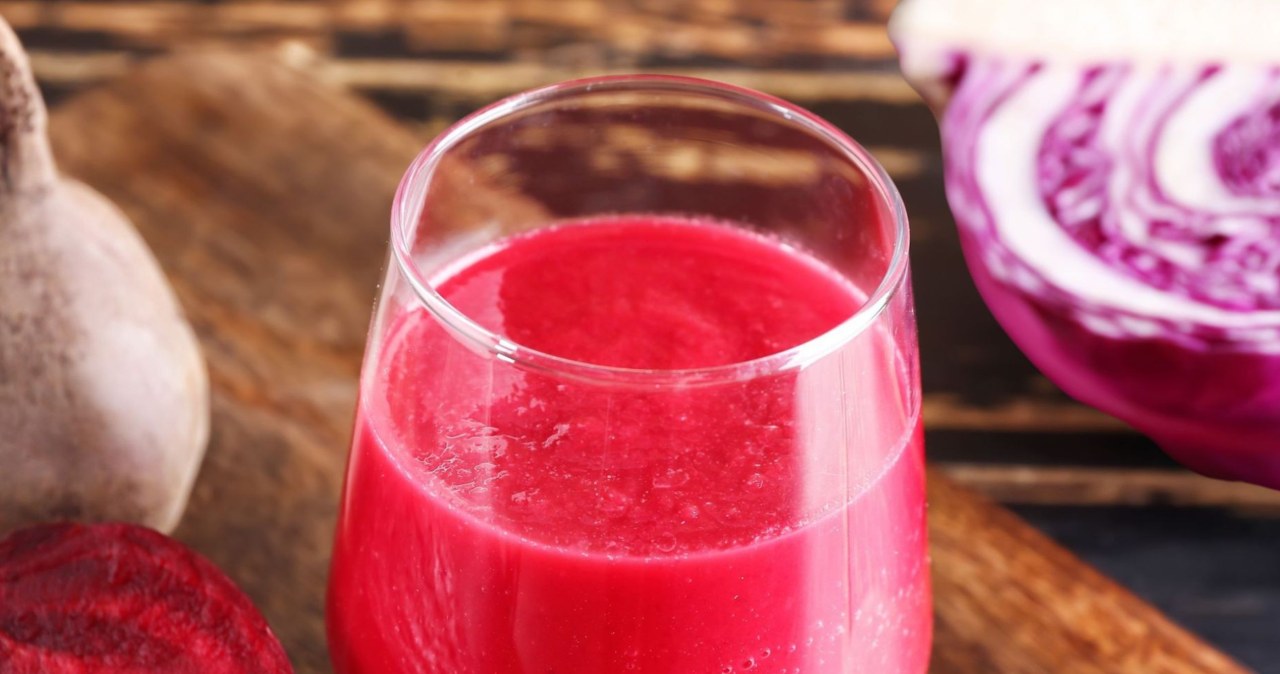 Sok z czerwonej kapusty i buraka pomaga na lepsze krążenie i wsparcie wątroby /serezniy /123RF/PICSEL