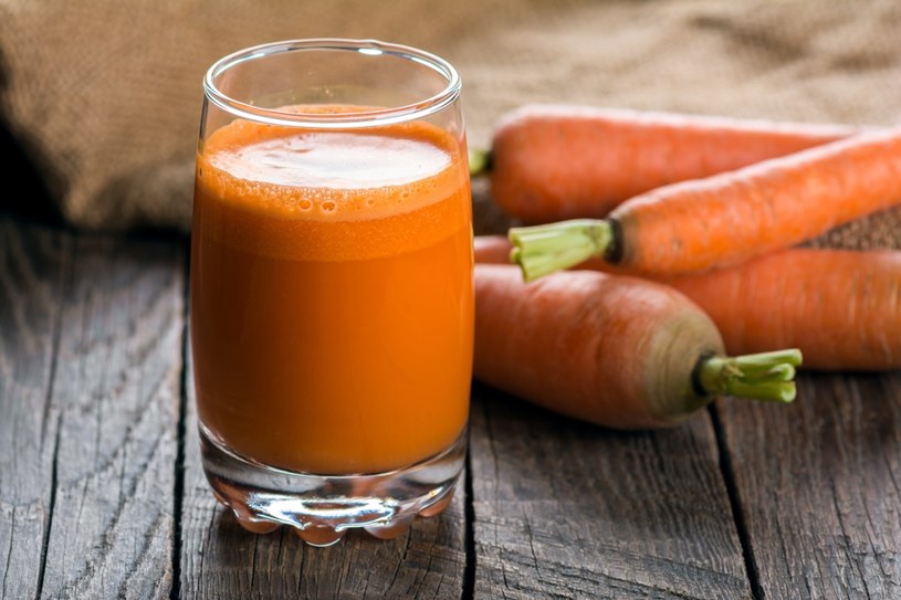 Vale la pena beber jugo de zanahoria al día, pero como máximo dos vasos.  Dosis mayores provocarán coloración amarillenta de la piel /123RF/PICSEL