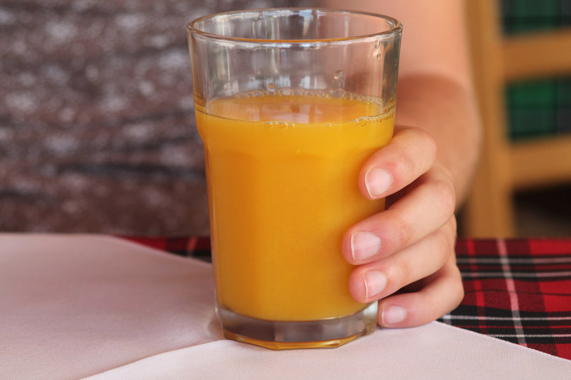 Sok z pomarańczy jest świetny dla serca i odporności naszego organizmu. Ale zdecydowanie lepiej wypić go po śniadaniu niż przed /123RF/PICSEL