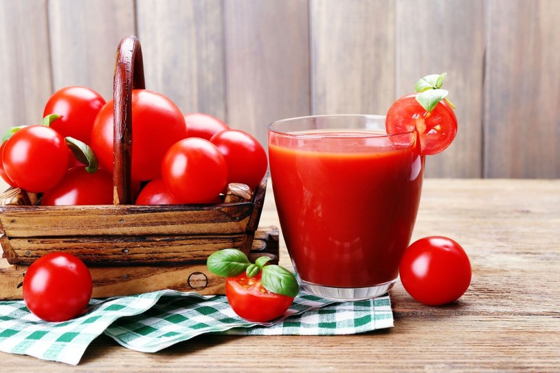 Sok z pomidorów jest zalecany przy nadmiernej potliwości. Pij go regularnie /123RF/PICSEL