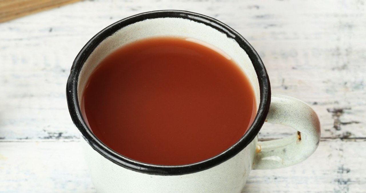 Sok z suszonych śliwek to świetny napój, gdy chcesz pobudzić pracę jelit /pixelshot /Canva Pro