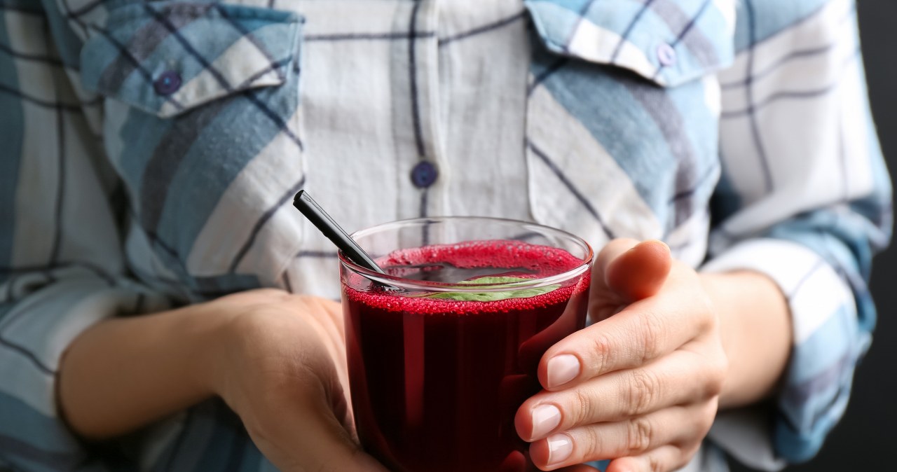 Sok z suszonych śliwek warto pić codziennie. Uznajemy go za superfood. /liudmilachernetska /123RF/PICSEL