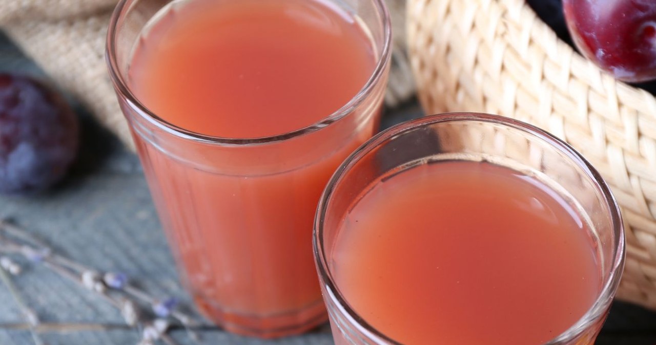 Sok ze śliwek chroni przed osteoporozą i miażdżycą, reguluje pracę jelit /pixelshot /Canva Pro