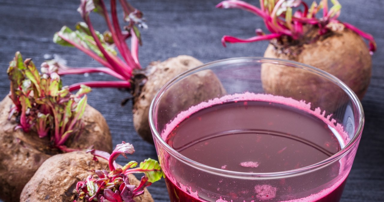 Sok ze świeżych buraków należy do produktów pozytywnie wpływających na ciśnienie tętnicze i wspierających metabolizm /123RF/PICSEL