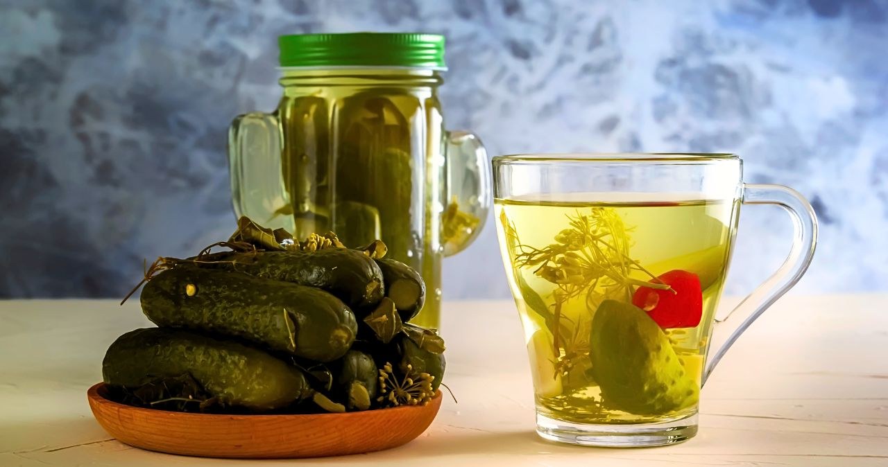 Soki z kiszonek w super cenie! W Stokrotce kupisz zdrowie w butelce taniej /CanvaPro /INTERIA.PL