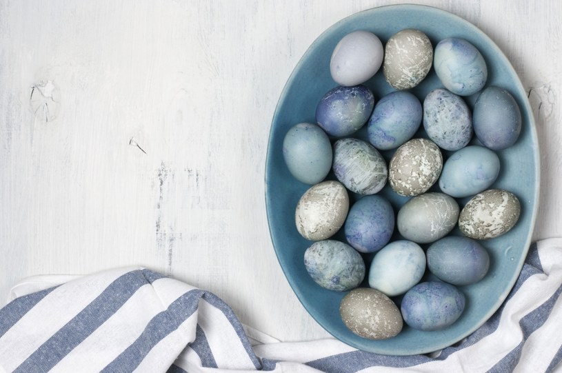 Sokiem z warzyw i owoców lub przyprawami jesteś w stanie zafarbować jajka w naturalny sposób /123RF/PICSEL