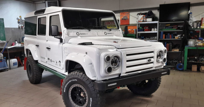 Sokół, czyli przerobiony na baterie Land Rover Defender /Informacja prasowa