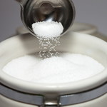 Sól kuchenna jest mniej szkodliwa, jeśli doda się do niej potasu
