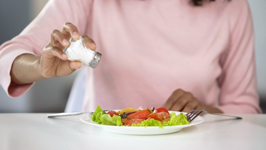 Sól pod lupą: Czy dieta niskosodowa może być równie groźna jak nadmiar soli? /Shutterstock
