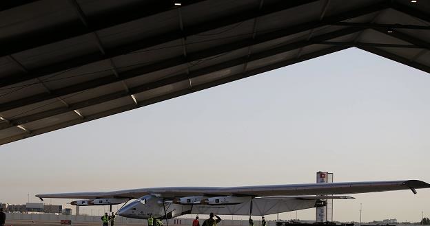 Solar Impulse 2 na lotnisku w Abu Zabi /EPA