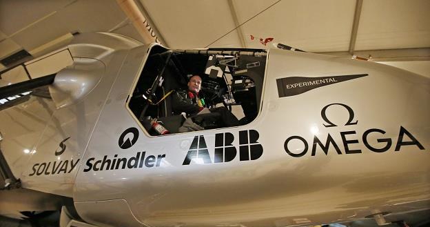 Solar Impulse 2 z Bertrandem Piccardem za sterami /EPA
