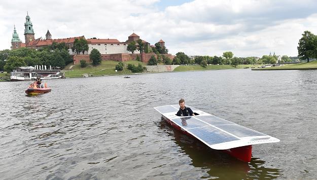 Solarna łódź zwodowana pod Wawelem. Remedium na korki i spaliny? /PAP