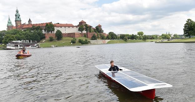 Solarna łódź zwodowana pod Wawelem. Remedium na korki i spaliny? /PAP