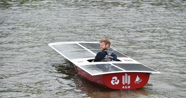 Solarna łódź zwodowana pod Wawelem. Remedium na korki i spaliny? /PAP