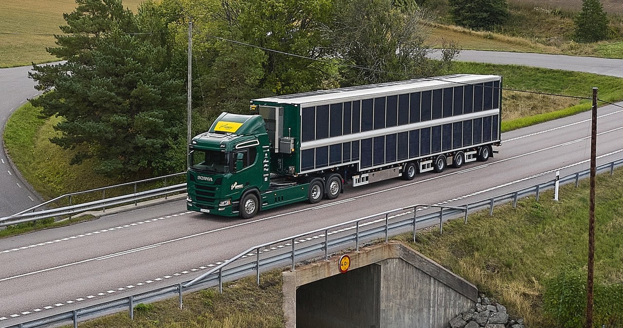 Solarna naczepa Scanii w czasie testów drogowych /Informacja prasowa