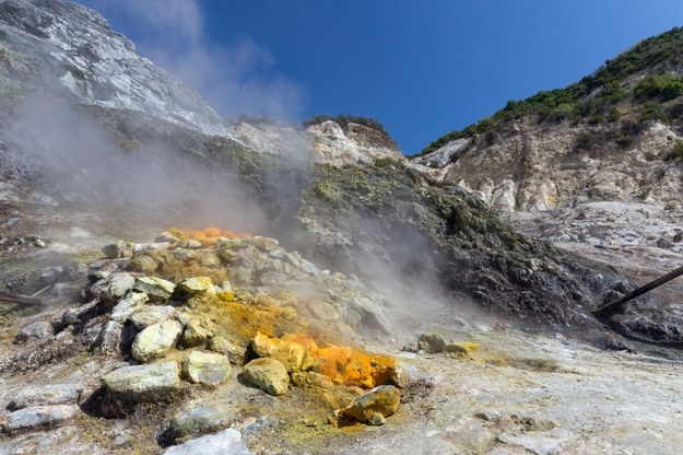 Solfatara, czyli rodzaj umiarkowanie gorących ekshalacji wulkanicznych, na superwulkanie Campi Flegrei /Shutterstock