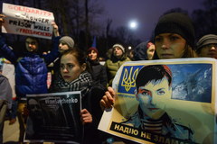 Solidarni z Nadią Sawczenko. Demonstracja przed rosyjską ambasadą w Warszawie