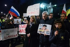 Solidarni z Nadią Sawczenko. Demonstracja przed rosyjską ambasadą w Warszawie