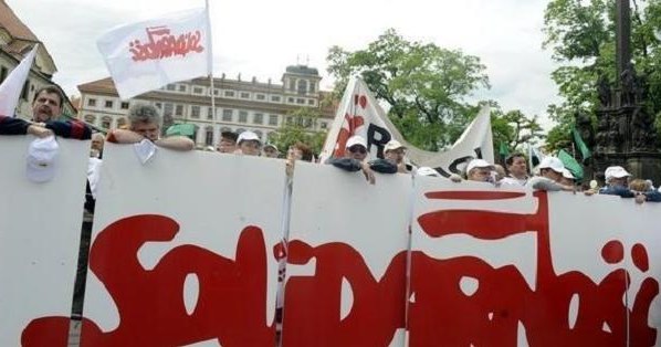 Solidarność żąda odmrożenia płac w budżetówce /AFP