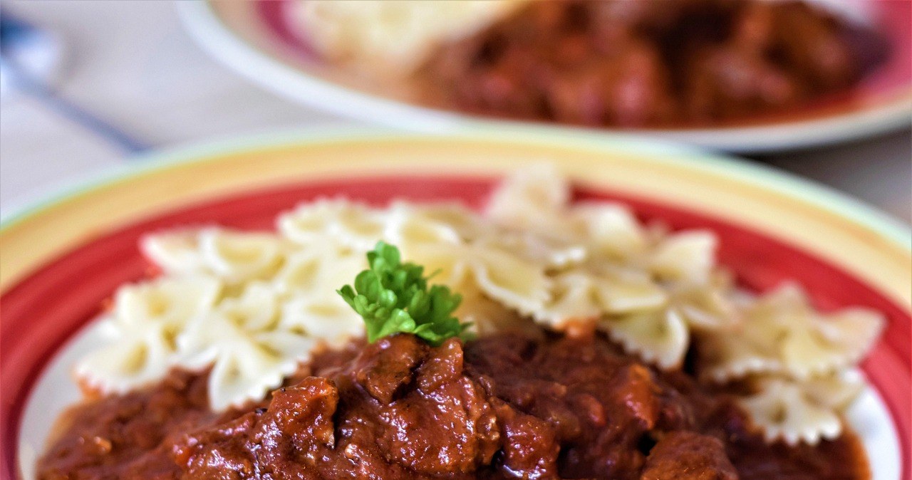 Солити гуляш краще ближче до кінця тушкування /pixabay.com