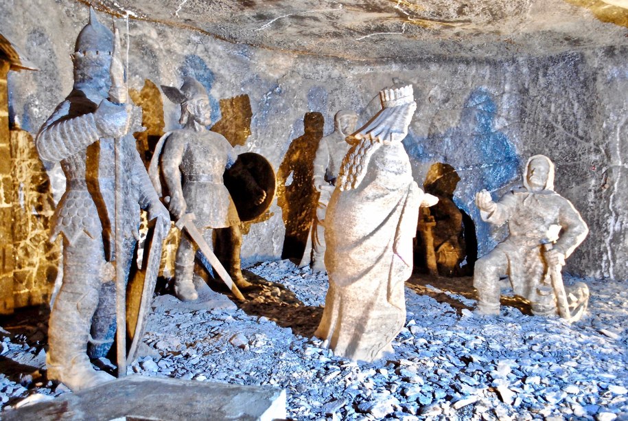 Solne rzeźby w Wieliczce przedstawiające św. Kingę /Shutterstock