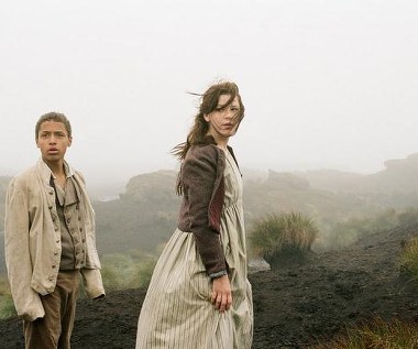 Solomon Glave i Shannon Beer w scenie z filmu "Wichrowe wzgórza"