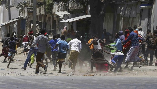 Somalijczycy uciekają po usłyszeniu eksplozji /SAID YUSUF WARSAME /PAP/EPA