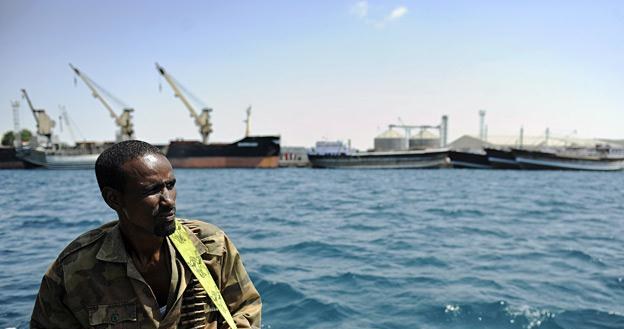 Somalijski strażnik graniczny wypływa na patrol w poszukiwaniu morskich piratów /AFP