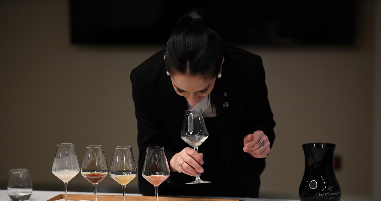 Sommelierka degustująca wino (Francja, 2023) /CHRISTOPHE ARCHAMBAULT/AFP /AFP