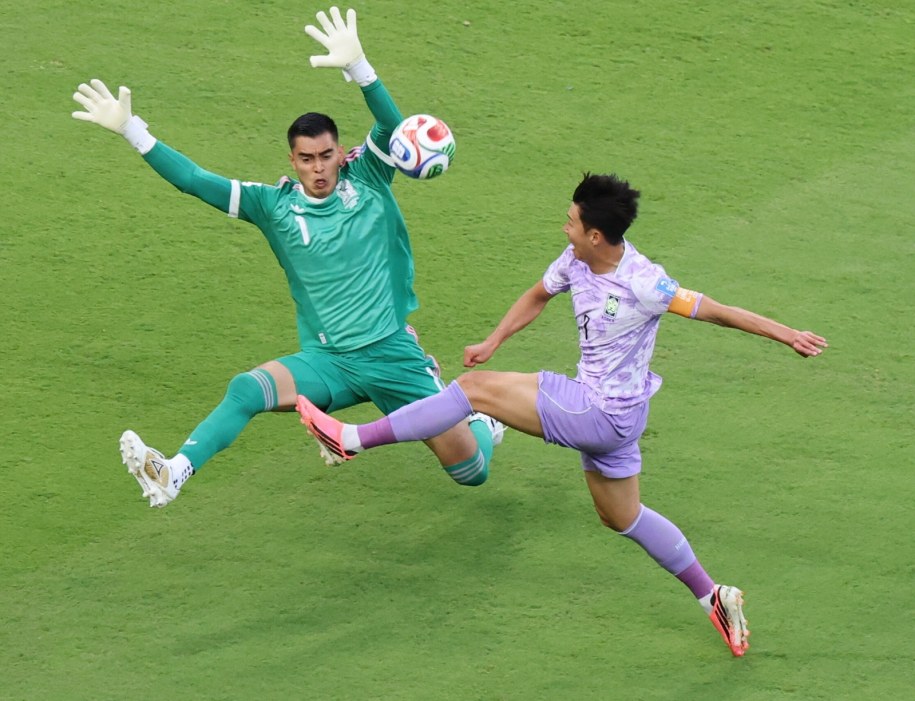 Son Heung-min (z prawej) kontra Raul Rangel /YONHAP   /PAP/EPA