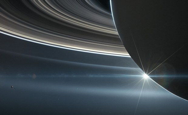 Sonda Cassini odkryła nad Saturnem lodowy deszcz. Trochę przykurzony...