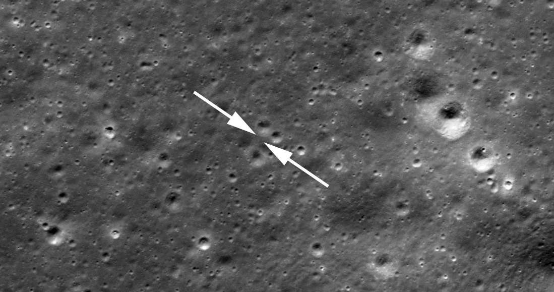 Sonda Chang'e-4 wylądowała na Księżycu dokładnie między wskazującymi strzałkami /NASA
