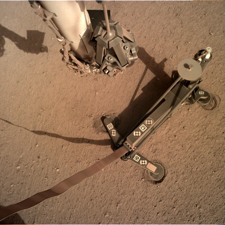 Sonda HP3 z Kretem na powierzchni Marsa, widać, że stelaż przesunął się podczas kopania /NASA/JPL-Caltech /Materiały prasowe