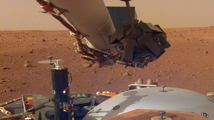 Sonda InSight przesłała nowe zdjęcia Marsa. Widać na nich polskiego Kreta /Geekweek