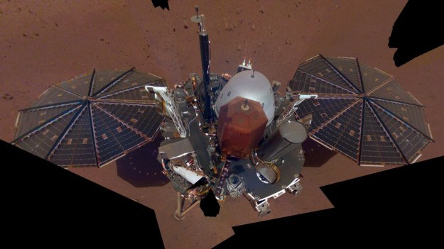 Sonda InSight w obiektywie... swojej kamery /NASA/JPL-Caltech /Materiały prasowe