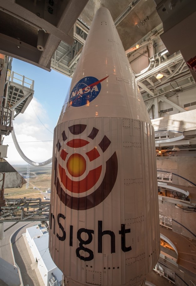 Sonda InSight w osłonie na szczycie rakiety Atlas V /NASA/Bill Ingalls /Materiały prasowe