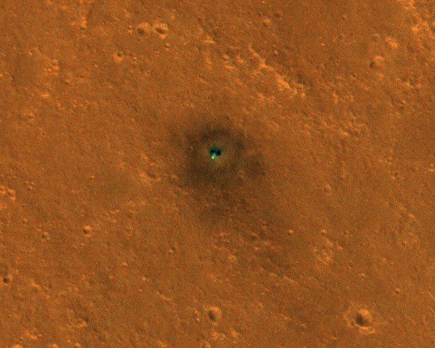 Sonda inSight widoczna z orbity Marsa /NASA/JPL-Caltech/University of Arizona /Materiały prasowe