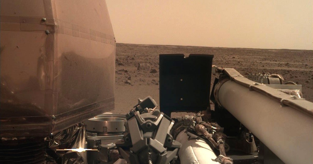 Sonda InSight wysłała na Ziemię nowe zdjęcie powierzchni Marsa /Geekweek