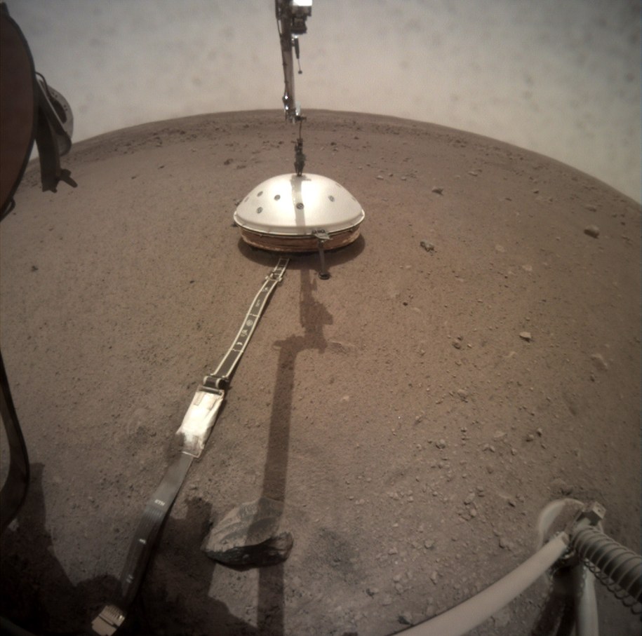 Sonda Insight założyła już osłonę na sejsmometr / NASA/JPL-Caltech /Materiały prasowe