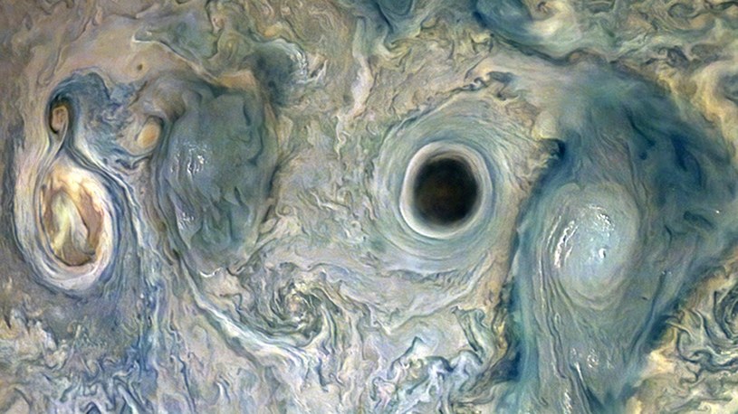 Sonda Juno wykonała obraz tajemniczego czarnego wiru w atmosferze Jowisza /Geekweek