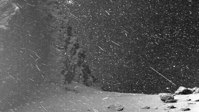 Sonda Rosetta uwieczniła kosmiczne „opady śniegu” na komecie 67P [FILM] /Geekweek