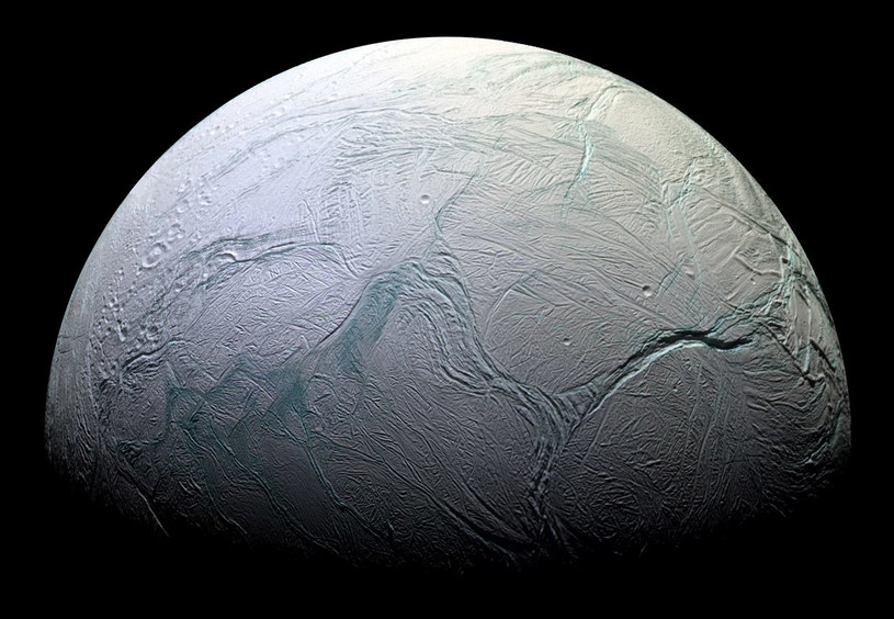 Sonda wielokrotnie przelatywała przez wypuszczane przez Enceladusa gejzery /NASA / Zuma Press / Forum /Agencja FORUM