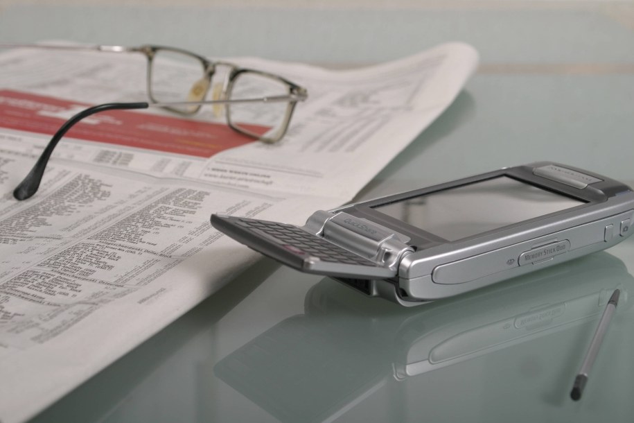 Sondaż CBOS: Na tych samych stanowiskach kobiety zarabiają mniej / 	CHROMORANGE    /PAP/EPA