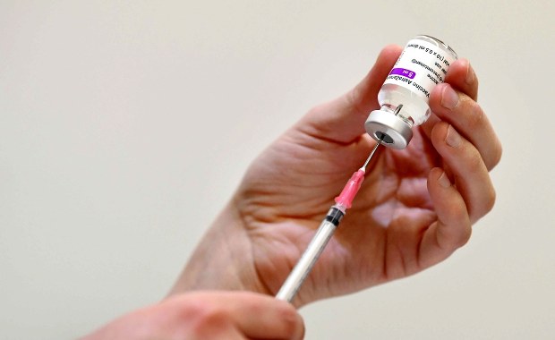 Sondaż: Czy Polacy chcieliby się zaszczepić preparatem AstryZeneki poza kolejnością? 