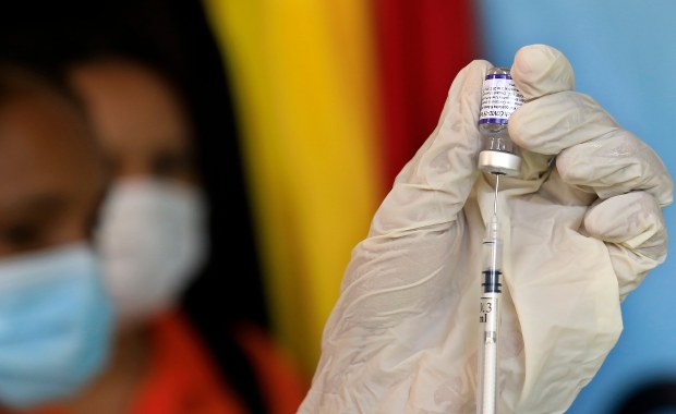 Sondaż dla DGP i RMF FM: Ponad połowa Polaków chce się zaszczepić trzecią dawką