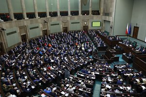 Sondaż: Dwa scenariusze startu opozycji w wyborach. W obu PiS przegrywa