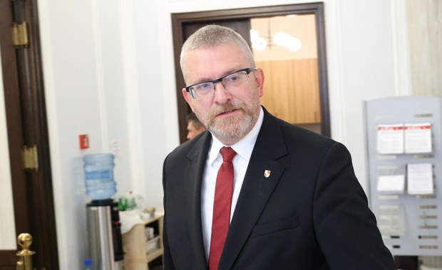 Sondaż: KO i PiS ex aequo. Zaskakujący wynik partii Grzegorza Brauna 