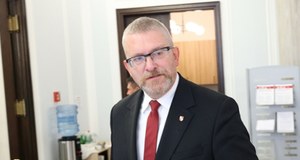 Sondaż: KO i PiS ex aequo. Zaskakujący wynik partii Grzegorza Brauna 