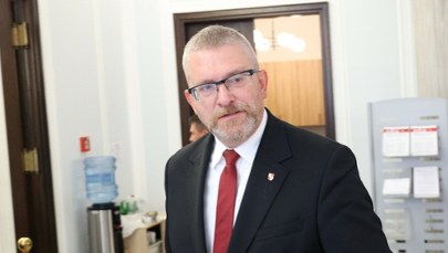 Sondaż: KO i PiS ex aequo. Zaskakujący wynik partii Grzegorza Brauna 